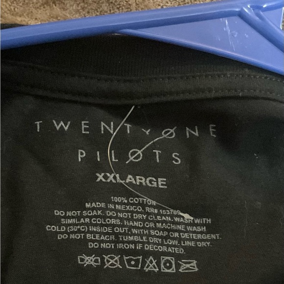 Twenty One Pilots: unisex black tee shirt with red skull screen print graphic . - Picture 2 of 4